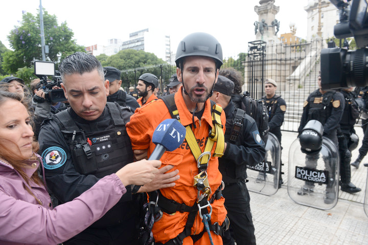 Greenpeace y el activismo de cholulo: treparse al Congreso para “salvar glaciares” y ensuciar todo